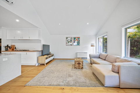 Salt Air Hideaway With Lush Backyard - Tourism Brisbane 3