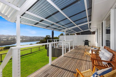 SALTWATER HOUSE - Opposite The Beach And Views Over The Lake! - Tourism Brisbane 1