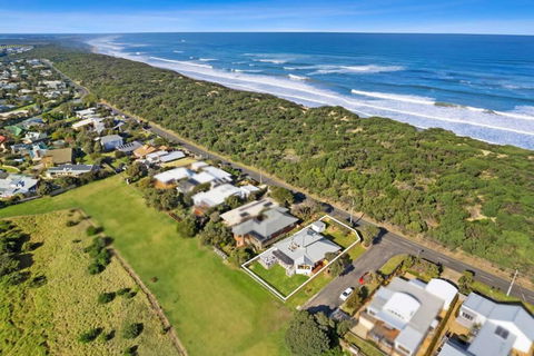 SALTWATER HOUSE - Opposite The Beach And Views Over The Lake! - Tourism Brisbane 0