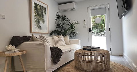 SALTY PALMS -Seaside Studio Apartment - Tourism Brisbane 3