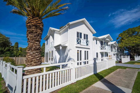 Salty Palms By The Sea - ONE - Brisbane Tourism 0