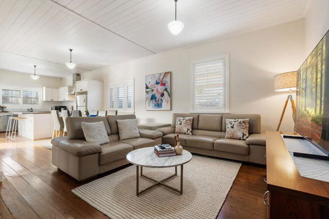 Sampson Cottage - Historic Charm - Brisbane Tourism 3