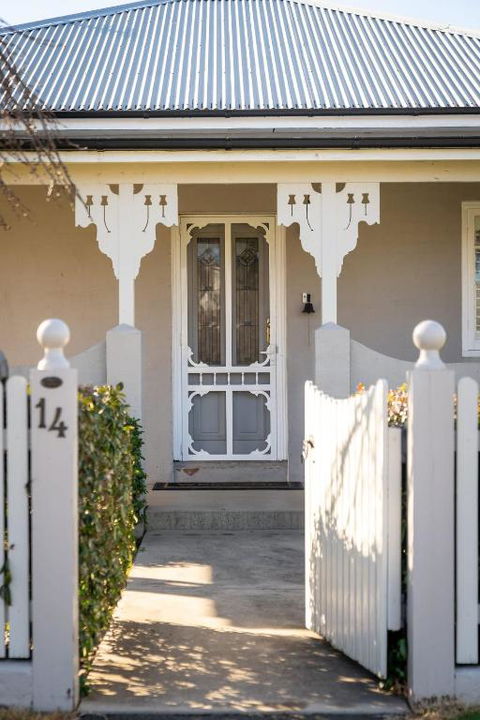 Sampson Cottage - Historic Charm - Brisbane Tourism 0