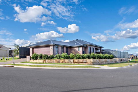 Sandstone - Family Entertainer, Refined Living - Tourism Brisbane 3