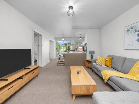Sandy Bay Apartment With Hobart River View, Near UTAS - Stroll To Cafes And Shops - Tourism Brisbane 2