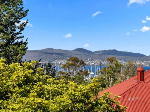Sandy Bay Apartment With Hobart River View, Near UTAS - Stroll To Cafes And Shops - Tourism Brisbane 1