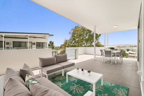 Spacious Apartment With Generous Entertaining - Tourism Brisbane 1