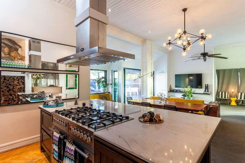 STUNNING TROPICAL OASIS Free Parking - Brisbane Tourism 0