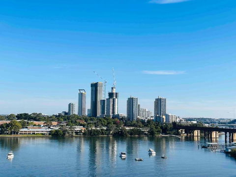 Stunning Waterfront 3 Bedroom Condo With Pool, BBQ - Tourism Brisbane 1