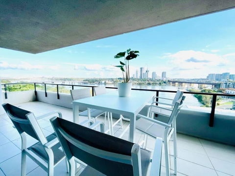 Stunning Waterfront 3 Bedroom Condo With Pool, BBQ - Tourism Brisbane 3
