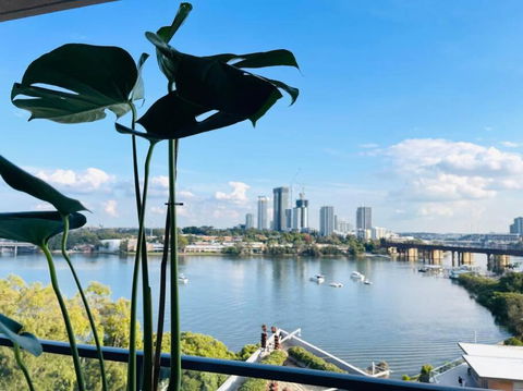 Stunning Waterfront 3 Bedroom Condo With Pool, BBQ - Tourism Brisbane 1