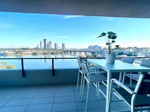 Stunning Waterfront 3 Bedroom Condo With Pool, BBQ - Tourism Brisbane 0
