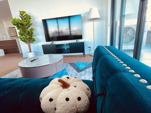 Stunning Waterfront 3 Bedroom Condo With Pool, BBQ - Tourism Brisbane 3