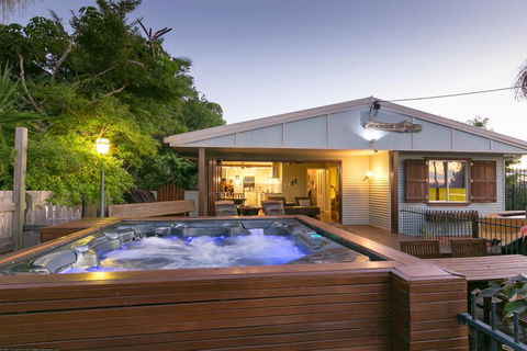 Beachside Cottages - Tourism Brisbane 0