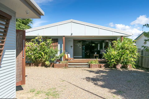 Beachside Cottages - Tourism Brisbane 2