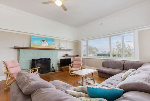 BEACHSIDE GETAWAY - DROMANA - Tourism Brisbane 1