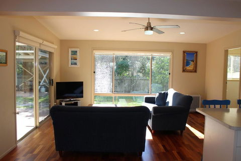 BEACHSIDE VILLA 2 - Tourism Brisbane 3
