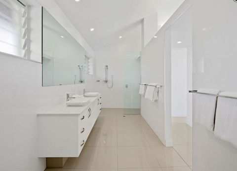 Bella Vista West 3 Luxury Ocean View High Ceilings Golf Buggy Sleeps 8 - Tourism Brisbane 0