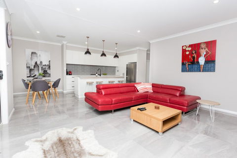 Best Central Wagga Townhouse - Brisbane Tourism 0