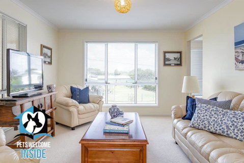 Big Stylish House With River Views, Games Room & WiFI - Brisbane Tourism 3