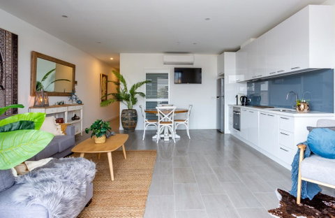 Blue Waters On The Beach: Absolute Beachfront, Views - Brisbane Tourism 3