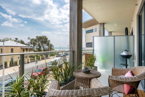 Blue Waters On The Beach: Absolute Beachfront, Views - Brisbane Tourism 0