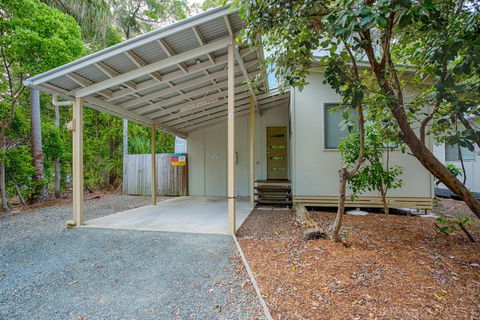 Bluewater 1 - Rainbow Shores, Amazing Location, Easy Walk To Beach, Pool, Aircon, Outdoor Spa - Tourism Brisbane 2