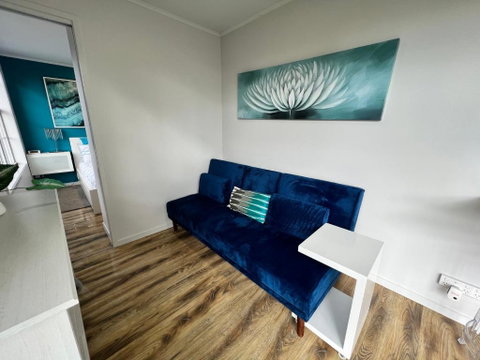 Tiny House In Belconnen 1BR Self Contained Wine - Brisbane Tourism 3