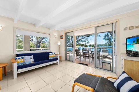 Waterfront Apartment - Soldiers Point - Tourism Brisbane 3