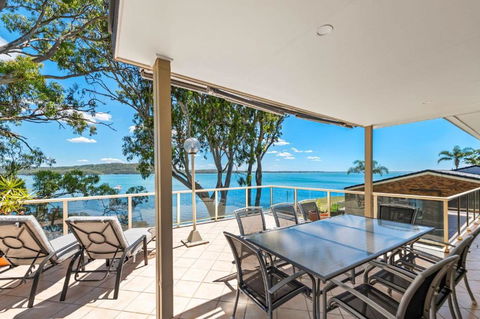 Waterfront Apartment - Soldiers Point - Tourism Brisbane 0