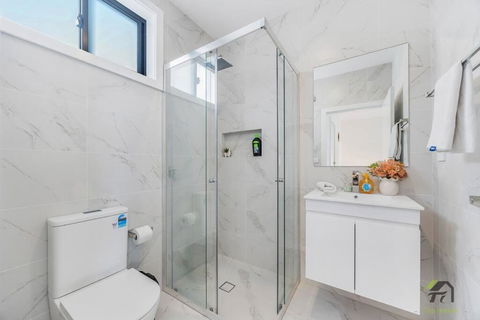 Warm&cozy 5 Bedrooms At Airds - Tourism Brisbane 3