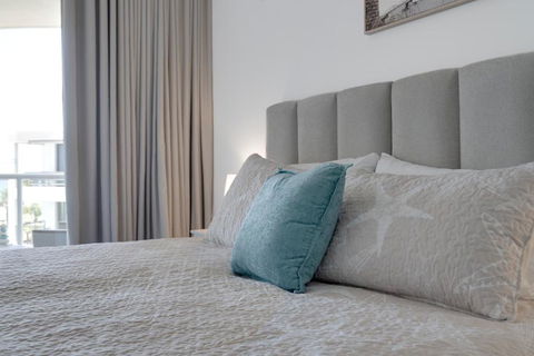 Waterfront 1-Bedroom Retreat With Stunning Views - Tourism Brisbane 3