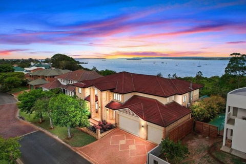 Waterfront Entire Luxury House With Bay View And Pool - Tourism Brisbane 0