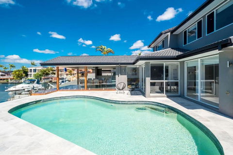 Waterfront Resort Style Retreat Runaway Bay - Tourism Brisbane 0