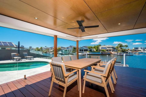 Waterfront Resort Style Retreat Runaway Bay - Tourism Brisbane 2