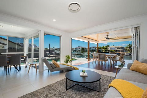 Waterfront Resort Style Retreat Runaway Bay - Tourism Brisbane 3