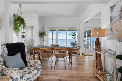 Waterfront With Garden Lake Views Toukley - Tourism Brisbane 1