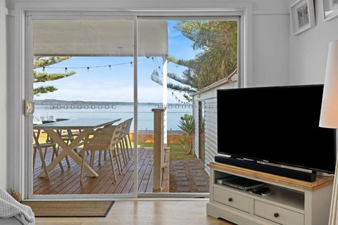 Waterfront With Garden Lake Views Toukley - Tourism Brisbane 3
