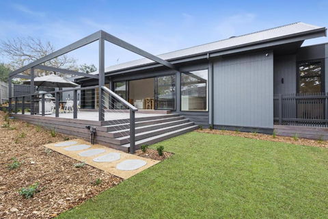 Wattle Grove - Walk To Portsea Hotel Shelley Beach - Tourism Brisbane 1