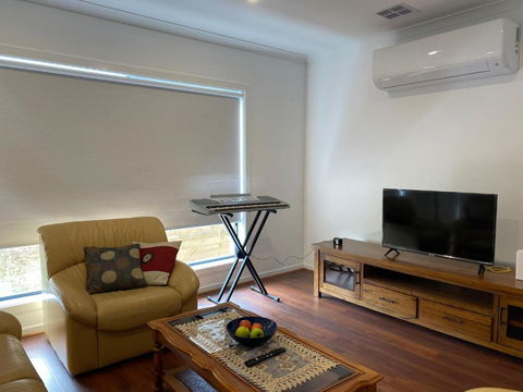 Whole House With 4QB - 44 Aspect - 30 Minutes From Melbourne International Airport - 2 Minutes To Westfield Shopping Center - Tourism Brisbane 3