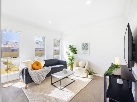 Well-decorated 4BR Family Home Steps To Mall - Tourism Brisbane 0