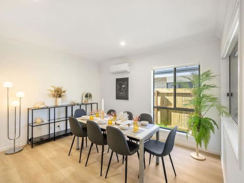 Well-decorated 4BR Family Home Steps To Mall - Tourism Brisbane 1