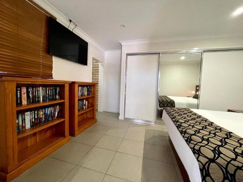 Western Heritage Motor Inn - Tourism Brisbane 3