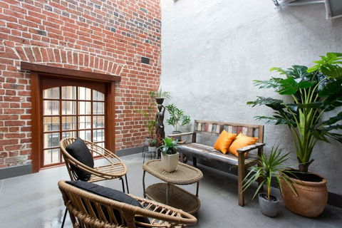 Windows On Pakenham-Hip Art Space In The West End - Tourism Brisbane 0