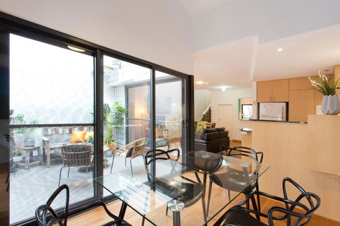 Windows On Pakenham-Hip Art Space In The West End - Tourism Brisbane 3