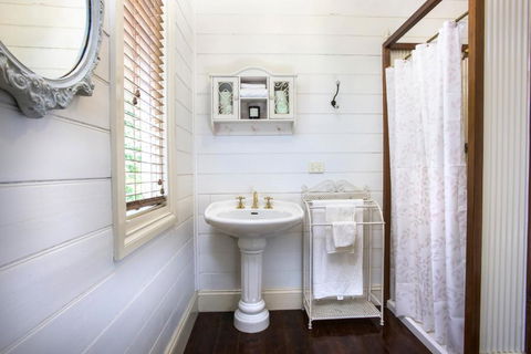 Winter Rose - Gorgeous Gardens Sleeps 5 - Tourism Brisbane 1