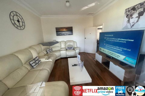 Wollongong Station Holiday House With Wi-Fi,75 Inch TV, Netflix,Parking,Beach - Tourism Brisbane 0