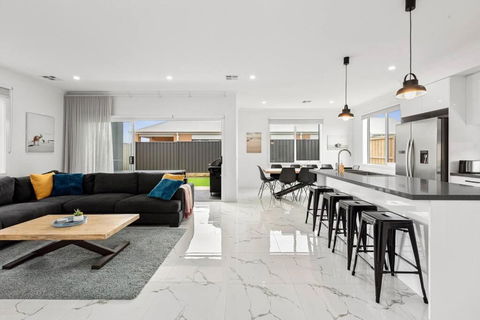 Amazing Family Home Opposite A Park & Sleeps 10 - Brisbane Tourism 1