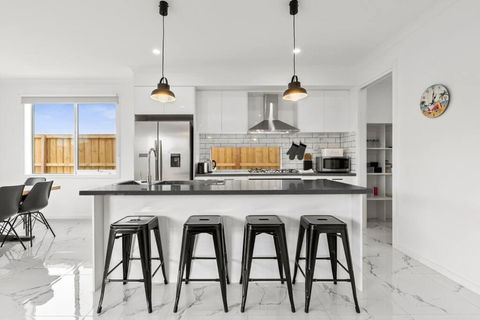 Amazing Family Home Opposite A Park & Sleeps 10 - Brisbane Tourism 3