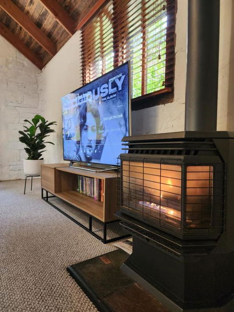 Daylesford - FROG HOLLOW ESTATE - One Bedroom Retreat Villa - Book For 3 Nights Pay For 2 - Contact Us For More Details - Tourism Brisbane 4